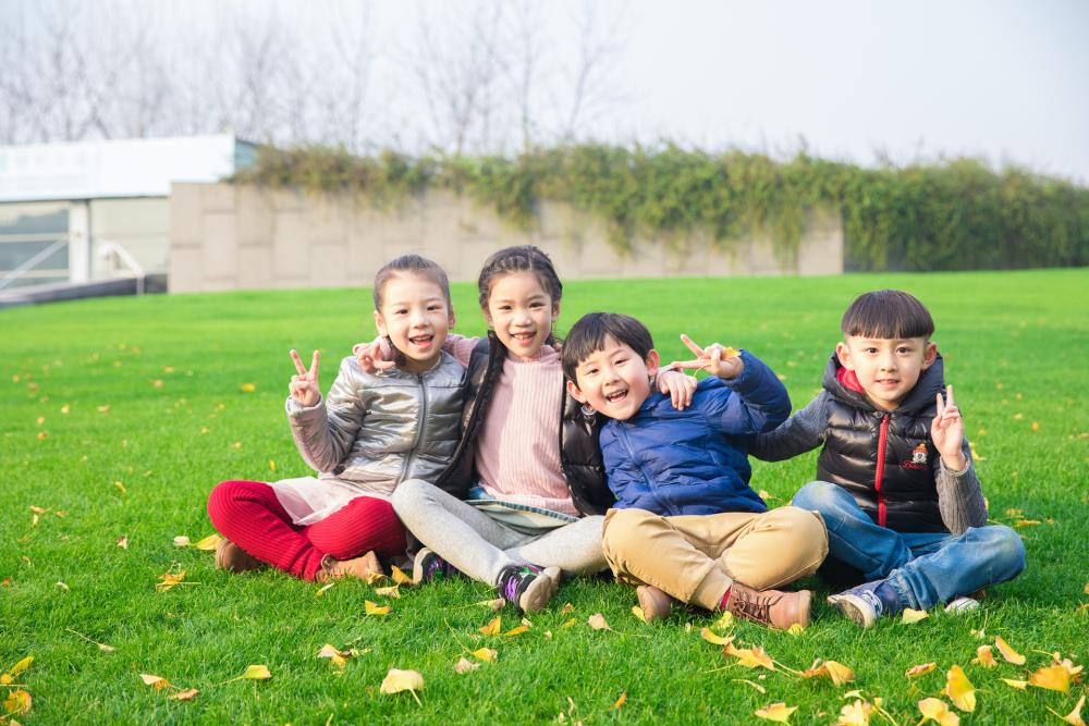 摄图网_501129275_banner_儿童坐在草坪上玩耍（非企业商用）.jpg