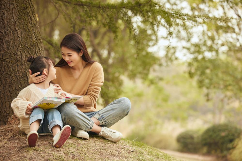 摄图网_501482592_banner_温馨母女坐在树下读书(非企业商用).jpg