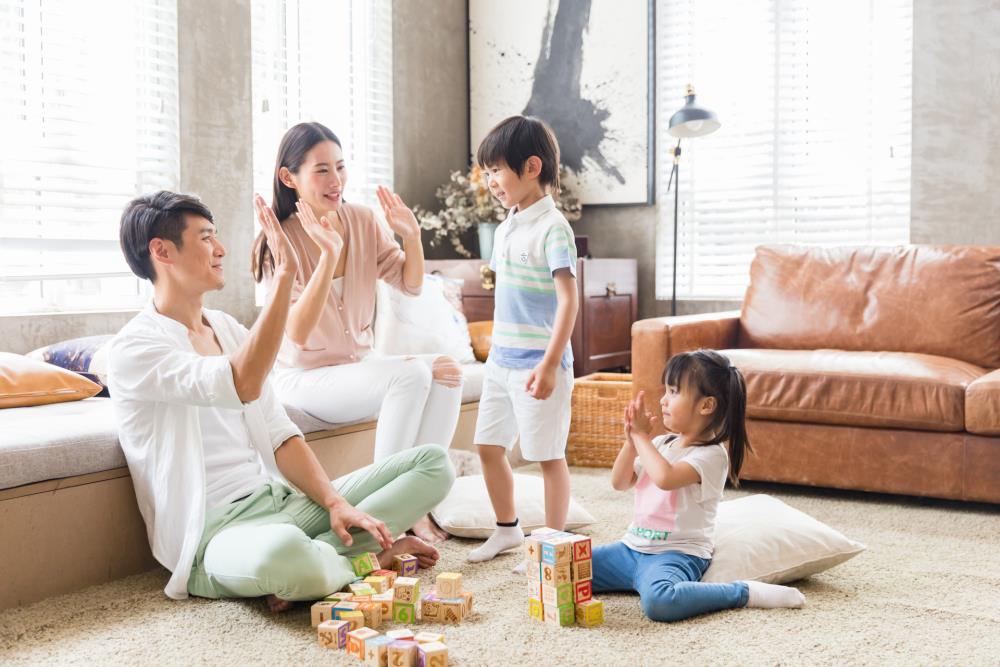 摄图网_500437013_banner_年轻父母陪孩子在家玩游戏(非企业商用).jpg