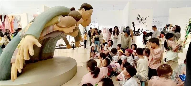 金芒果教育|央美毕业展作品《锐角》：亲子关系中的爱与被爱